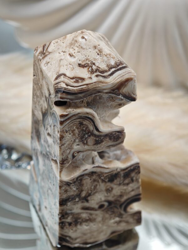 Prisme Calcite Chocolat avec druse – Image 2