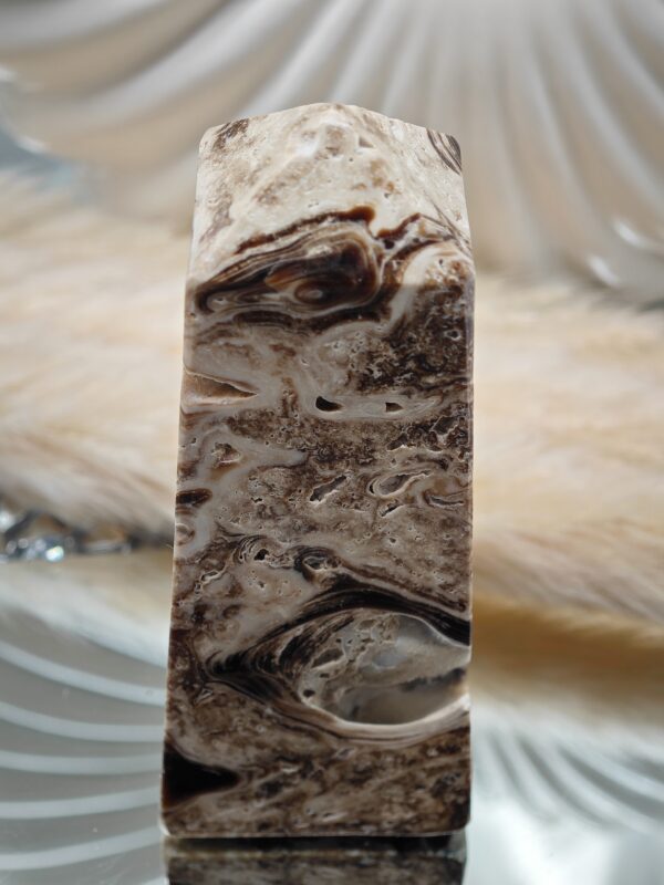 Prisme Calcite Chocolat avec druse – Image 3